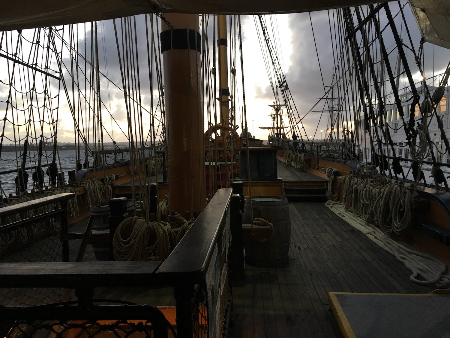 Палуба корабля. HMS Surprise внутри. HMS Surprise палуба. HMS Victory мостик. HMS Victory inside.